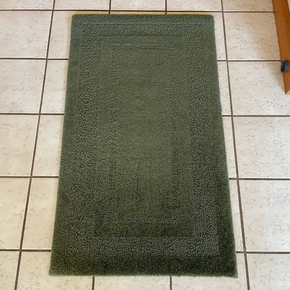 20”x34” Forest Green Racetrack Bathmat / Rug - Picture 1 of 7